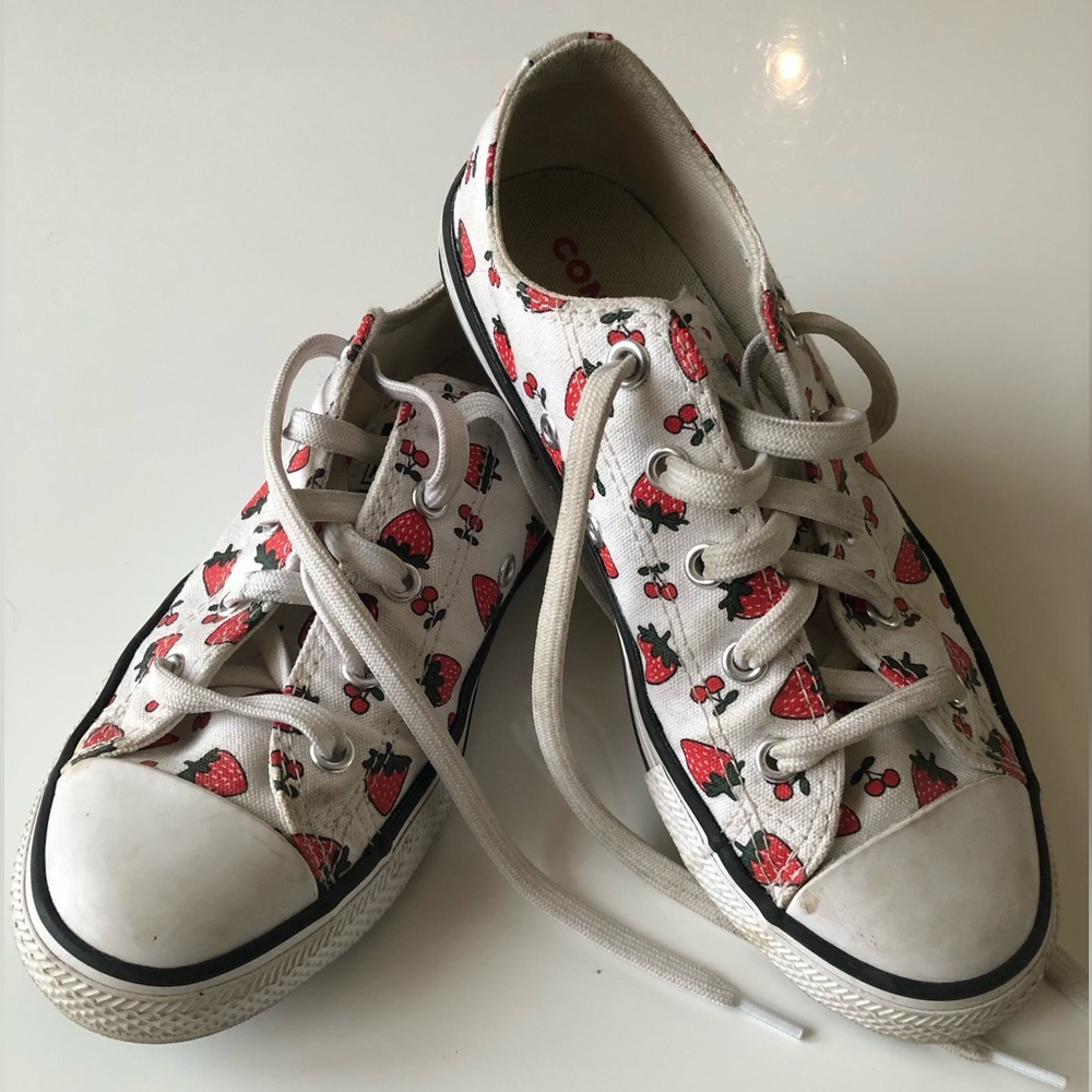 Kids strawberry converse size 2